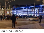 Трубная площадь, дом 2 с вечерней подсветкой. Редакционное фото, фотограф Алёшина Оксана / Фотобанк Лори