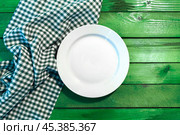 the plate on checkered table cloth. Стоковое фото, фотограф Сергей Толмачёв / Фотобанк Лори
