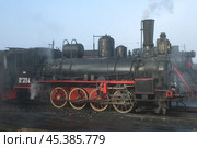 Один из самых старых работающих паровозов России (Ов.324, серия Ов, 1905 года выпуска) туманным октябрьским утром. Вид сбоку. Редакционное фото, фотограф Виктор Карасев / Фотобанк Лори