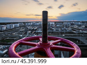 Нефтегазовая промышленность на фоне облачного вечернего неба. Стоковое фото, фотограф Павел Просянов / Фотобанк Лори