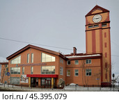 Kirovsk, Murmansk region, Russia, March 18, 2024: Museum and Exhibition Сenter of JSC Apatit with clock tower on Lenin Avenue. Редакционное фото, фотограф Алексей Антипов / Фотобанк Лори