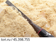 blade of sharp chisels with sawdust. Стоковое фото, фотограф Сергей Толмачёв / Фотобанк Лори