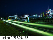 Топливная промышленность на фоне ночного неба. Стоковое фото, фотограф Павел Просянов / Фотобанк Лори
