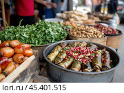 Красочная грузинская кухня с бадриджани, зеленью и свежими овощами. Стоковое AI-изображение, AI-художник ФотоИнтеллект / Фотобанк Лори