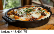 Вкусная домашняя еда: полента с сытным рагу и плавленым сыром для уютного ужина. Стоковое AI-изображение, AI-художник ФотоИнтеллект / Фотобанк Лори