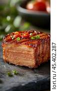 Вкусная грудинка медленного копчения: толстый ломтик с поджаренной корочкой для кулинарного гурманства. Стоковое AI-изображение, AI-художник ФотоИнтеллект / Фотобанк Лори
