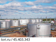 Нефтяные цистерны. Стоковое фото, фотограф Павел Просянов / Фотобанк Лори