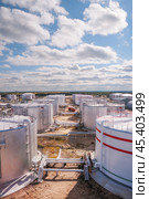 Нефтяные цистерны. Стоковое фото, фотограф Павел Просянов / Фотобанк Лори