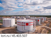 Нефтяные цистерны. Стоковое фото, фотограф Павел Просянов / Фотобанк Лори