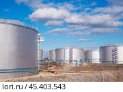 Нефтяные цистерны. Стоковое фото, фотограф Павел Просянов / Фотобанк Лори