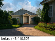 Pushkinskiye Gory, Pskov region, Russia, 08.29.2024: A nanny's house on the territory of the Mikhailovskoye estate of the Pushkin Museum-Reserve on a sunny summer day. Редакционное фото, фотограф Ula Ulachka / Фотобанк Лори