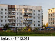 Вид на городской двор и жилые многоквартирные дома. Детская площадка около серого пятиэтажного панельного здания. На площадке играют дети. Повседневная жизнь в регионах России. Городской посёлок Мга, Ленинградская область, Россия. Редакционное фото, фотограф Андрей Степанов / Фотобанк Лори