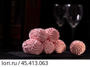 Cranberry marshmallows or marshmallows with a cup of tea. Natural Dietary Marshmallows. Стоковое фото, фотограф Ирина Ручушкина / Фотобанк Лори