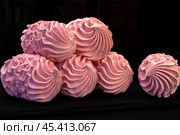 Cranberry marshmallows or marshmallows with a cup of tea. Natural Dietary Marshmallows. Стоковое фото, фотограф Ирина Ручушкина / Фотобанк Лори