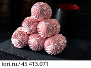 Cranberry marshmallows or marshmallows with a cup of tea. Natural Dietary Marshmallows. Стоковое фото, фотограф Ирина Ручушкина / Фотобанк Лори