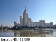 Высотное здание на Котельнической набережной и Малый Устьинский мост в Москве, Россия (2024 год). Стоковое фото, фотограф Елена Коромыслова / Фотобанк Лори