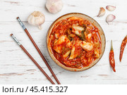 Кимчи (Kimchi ) - блюдо корейской кухни из пекинской капусты с острым красным перцем и чесноком. Ферментированные (квашенные) овощи. Стоковое фото, фотограф Виктория Панченко / Фотобанк Лори