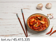Кимчи (Kimchi ) - блюдо корейской кухни из пекинской капусты с острым красным перцем и чесноком. Ферментированные (квашенные) овощи. Стоковое фото, фотограф Виктория Панченко / Фотобанк Лори