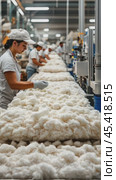 Female textile worker handling fluffy cotton fiber on production line. Стоковое AI-видео, аниматор Юрий Поздников / Фотобанк Лори