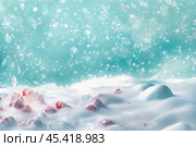 Снежная сцена с конфетами и сугробами фон для рекламы и баннеров. Снежная поверхность с мягкими сугробами и разброшенными красными конфетами. Фон бирюзового результата, украшенный снежинками и световыми эффектами, создает зимнюю атмосферу. Мелкие детали и искрящийся снег придают изображению праздничный вид. Стоковое AI-изображение, AI-художник Анна Чижова / Фотобанк Лори