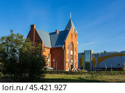 Церковь ЕХБ, община евангельских христиан - баптистов г. Колпино, солнечный осенний день - Санкт-Петербург, Россия, Сентябрь 2024. Редакционное фото, фотограф Мария L. / Фотобанк Лори