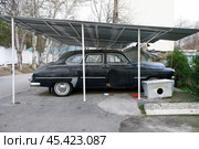 Старый советский автомобиль ГАЗ-12 ЗИМ под навесом во дворе дома в Ташкенте. Стоковое фото, фотограф Александр Кузнецов / Фотобанк Лори