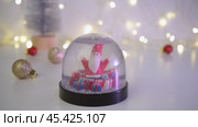 Snow globe with Santa Claus. Стоковое видео, видеограф Мария Паина / Фотобанк Лори