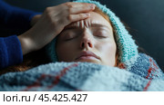 Заботливый муж утешает больную жену дома: фотография для поддержания здоровья и благополучия. Стоковое AI-изображение, AI-художник ФотоИнтеллект / Фотобанк Лори