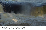 Падающая вода крупным планом. Центральная часть водопада Воицкий падун. Карелия (2024 год). Стоковое видео, видеограф Виктор Карасев / Фотобанк Лори