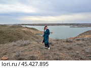 Радостная девушка на берегу Капчагайского водохранилища. Алматинская область. Казахстан. Стоковое фото, фотограф Александр Тараканов / Фотобанк Лори