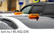 Moscow, Russia, January 04, 2021: taxi on Moscow street. Редакционное фото, фотограф Igor Skripachev / Фотобанк Лори