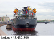 Судно "Нефтерудовоз-33М" (вид с кормы). Река Большая Нева, Санкт-Петербург, набережная Лейтенанта Шмидта (2019 год). Редакционное фото, фотограф Алексей Иванов / Фотобанк Лори