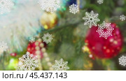 Christmas decorations on fir closeup. Стоковое видео, видеограф Михаил Коханчиков / Фотобанк Лори