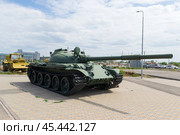 Российский средний танк Т-62, ранняя модификация, на территория музея клуба Юный Ястреб. Волгоградская область, Средняя Ахтуба, Россия. (2024 год). Редакционное фото, фотограф Андрей Цыганков / Фотобанк Лори