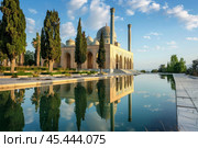 Bibi heybat mosque reflecting in calm water on sunny day. Стоковое AI-изображение, AI-художник Иван Рябоконь / Фотобанк Лори