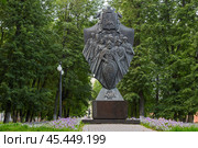 Памятник в честь 700-летия города Клин. Город Клин, Московская область, Россия. Памятник представляет собой бронзовый щит на гранитном постаменте. На щите изображены основные исторические персонажи и собирательные образы людей, повлиявших на становление и развитие города на протяжении семи веков его истории. Среди них князь Юрий Данилович, Пётр I, митрополит Филарет, Екатерина Великая, Николай I, Чайковский, Менделеев, Васнецов и другие выдающиеся личности. Памятник установлен в 2017 году. Скульптор - А. А. Рожников, архитектор - М. В. Тихомиров. Редакционное фото, фотограф Андрей Степанов / Фотобанк Лори