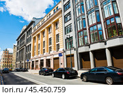 Улица Ильинка. Летний день. Солнечно. Москва. Россия (2024 год). Редакционное фото, фотограф E. O. / Фотобанк Лори