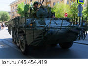 Модернизированный бронетранспортёр БТР-82М, подготовка к параду Победы. Волгоград, улица Мира, Россия. (2024 год). Редакционное фото, фотограф Андрей Цыганков / Фотобанк Лори