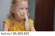 The sick girl is breathing and being treated with a nebulizer. Стоковое видео, видеограф Кутина Татьяна / Фотобанк Лори
