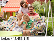 Portrait of a young family with two children. Стоковое фото, фотограф Андрей Аркуша / Фотобанк Лори