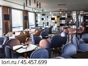 Interior of a fashionable modern restaurant (2024 год). Редакционное фото, фотограф Евгений Ткачёв / Фотобанк Лори