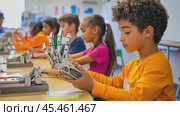 Elementary school students learning robotics and programming in stem class. Стоковое AI-видео, аниматор Юрий Поздников / Фотобанк Лори