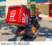 Термосумка сервиса "Магнит доставка" на багажнике скутера (2024 год). Редакционное фото, фотограф Вячеслав Палес / Фотобанк Лори