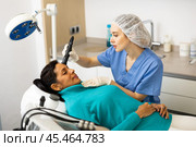 Female comsetologist making needle-free mesotherapy for woman. Стоковое фото, фотограф Яков Филимонов / Фотобанк Лори