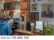 Пышечная купца Маркелова. Люди возле прилавка. Город Выборг Выборгского района Ленинградской области. Редакционное фото, фотограф Румянцева Наталия / Фотобанк Лори