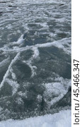 Vertical video of Irkut River with clear blue water. Ice floes floating on river during freezing on November day. Sound of ice floes rubbing. Natural phenomenon. Water background of changing seasons. Стоковое видео, видеограф Виктория Катьянова / Фотобанк Лори