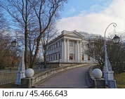 Плавный подъём ко входу в Елагиноостровский дворец с большими каменными шарами и красивыми старинными фонарями на фоне деревьев с облетевшими листьями, дворца и голубого неба с облаками в Центральном парке культуры и отдыха им. С.М. Кирова на Елагином острове Санкт-Петербурга (2021 год). Стоковое фото, фотограф Елена Яворская / Фотобанк Лори