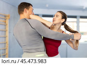 Self-defense training - woman practicing blows to the head of male attacker. Стоковое фото, фотограф Яков Филимонов / Фотобанк Лори