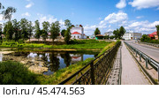 Река Ворожа и Собор Воскресения Христова (Воскресенский собор). Устюжна. Вологодская область (2024 год). Редакционное фото, фотограф Сергей Афанасьев / Фотобанк Лори