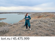 Радостная девушка на берегу Капчагайского водохранилища. Алматинская область. Казахстан. Стоковое фото, фотограф Александр Тараканов / Фотобанк Лори